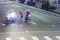 Truy tìm thủ phạm chém người khi dừng đèn đỏ lúc rạng sáng