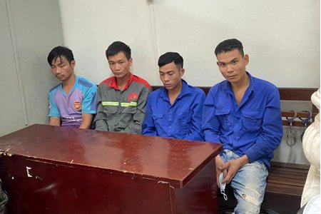 Bắt nhóm công nhân trộm nắp cống ở Hà Nội