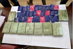 Bắt đối tượng vận chuyển 9 bánh heroin và 30 túi hồng phấn trên cao tốc