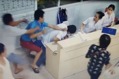 Bác sĩ bị hành hung: Làm sao giữ thầy thuốc ở lại viện công?