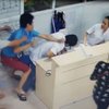 Bác sĩ bị hành hung: Làm sao giữ thầy thuốc ở lại viện công?