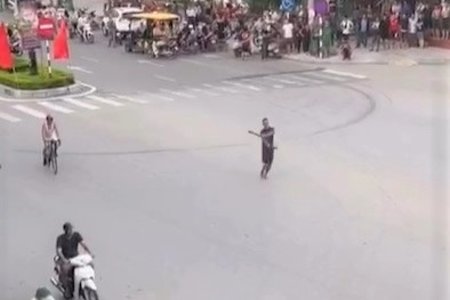 Thanh Hóa: Cảnh sát vây bắt kẻ cầm dao gây náo loạn đường phố ở Sầm Sơn