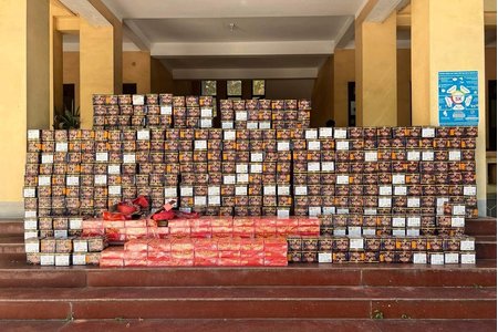 Bắt giữ 'nữ quái' tàng trữ gần 900kg pháo nổ tại Nghệ An