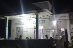 Đi nhậu về, con trai dùng kéo đâm cha ruột tử vong