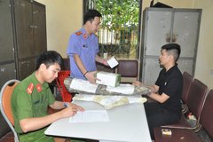 Bắt tạm giam đối tượng tàng trữ 2 khẩu súng trường và gần 900 viên đạn