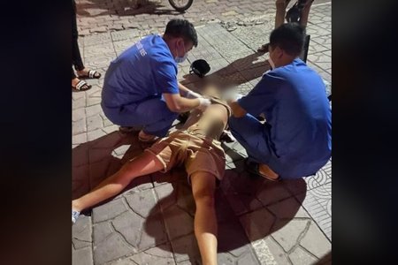 Điều tra vụ nam thanh niên bị đâm gục trên phố Hà Nội