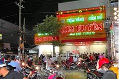 Tạm giữ đối tượng xông vào tiệm vàng đập bể tủ kính ném vàng ra đường ở Bình Dương