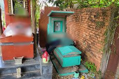 Người đàn ông nằm chết trên ngôi mộ ở TP.HCM