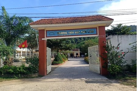 Phụ huynh vác dao xông vào trường dọa chém giáo viên ở Hà Tĩnh