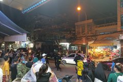 Cảnh sát phong tỏa đường, khám nhà 'trùm' giang hồ xứ Thanh
