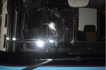Truy tìm thủ phạm dùng gạch ném vỡ kính xe buýt ở Hà Nội