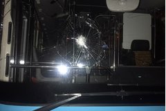 Truy tìm thủ phạm dùng gạch ném vỡ kính xe buýt ở Hà Nội