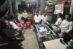 Bắt quả tang 11 người đang tham gia cá độ bóng đá trong tiệm tạp hóa