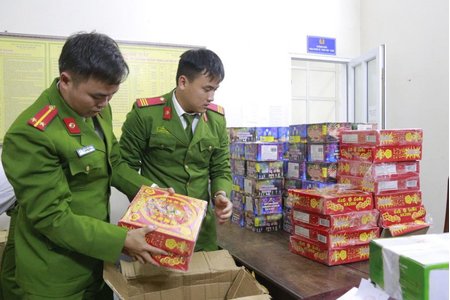 Khởi tố nữ cán bộ huyện ở Hà Tĩnh vì buôn bán pháo nổ