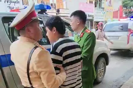 Cảnh sát giao thông bắt giữ đối tượng chém người rồi lẩn trốn ở Lạng Sơn