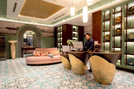 Có gì đặc biệt bên trong khách sạn Regal Collection House?