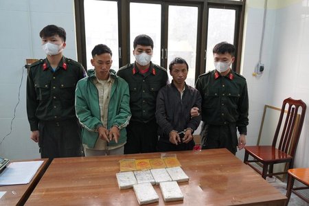 Hà Giang: Bắt nhóm đối tượng vận chuyển, mua bán 10 bánh heroin