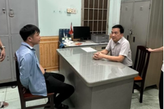 Khởi tố đối tượng dùng xăng khống chế cháu bé 4 tuổi để đòi nợ
