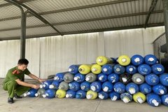 Phát hiện, thu giữ hơn 500 bình chứa khí cười ở Quảng Ninh