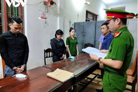 Quảng Bình: Bắt văn thư trường làm giả học bạ cho học sinh đi du học