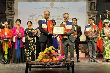 Tưng bừng kỷ niệm 50 năm thiết lập quan hệ ngoại giao Việt Nam - Pháp tại thủ đô Paris