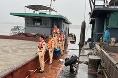 Bắt giữ tàu hút cát trái phép trên sông Hồng trong đêm