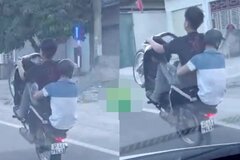 Nam thanh niên chở bạn không đội mũ bảo hiểm bốc đầu trên QL1A