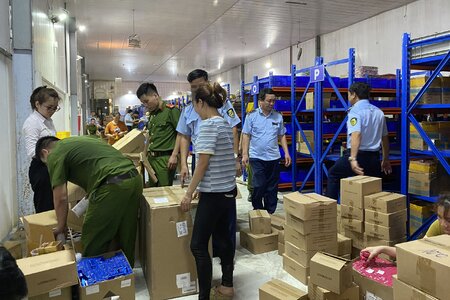 Bắc Ninh: Phát hiện kho hàng chứa hàng nghìn sản phẩm điện tử, mỹ phẩm nhập lậu