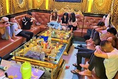 Bắt quả tang 17 người 'bay lắc' trong quán karaoke ở Hậu Giang