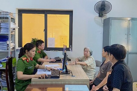 Hà Nội: Công an phường Kim Giang ‘vượt tốc’ cấp tài khoản định danh điện tử cho người dân