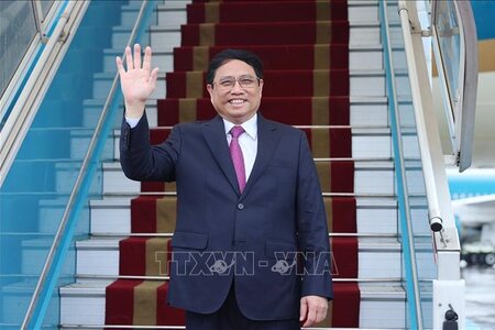 Thủ tướng lên đường thăm chính thức Trung Quốc và dự hội nghị WEF