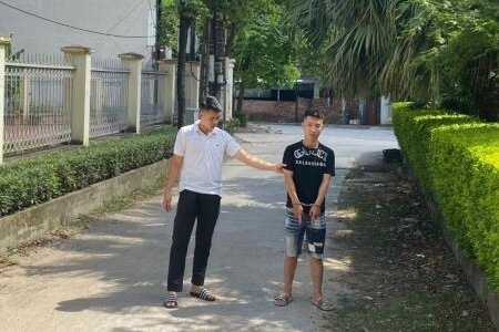 Bắt giữ 2 đối tượng cướp giật tài sản của người già ở Quảng Ninh