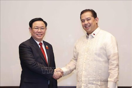 Chủ tịch Quốc hội Vương Đình Huệ gặp Chủ tịch Hạ viện Philippines