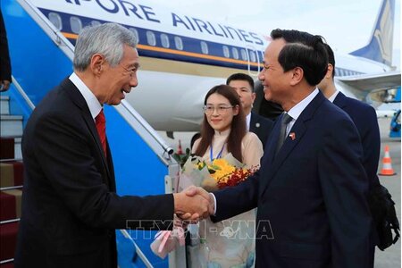 Thủ tướng Singapore đến Hà Nội, bắt đầu chuyến thăm chính thức Việt Nam