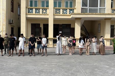 Bắt quả tang nhóm thanh niên 'bay lắc' trong phòng nhà nghỉ ở Hưng Yên