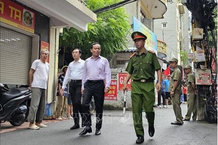 Phó Thủ tướng Trần Lưu Quang đến hiện trường chỉ đạo khắc phục hậu quả vụ cháy chung cư mini ở Thanh Xuân
