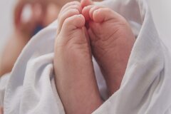 Vợ chồng công chức sinh con thứ ba, có bị hoãn nâng lương?
