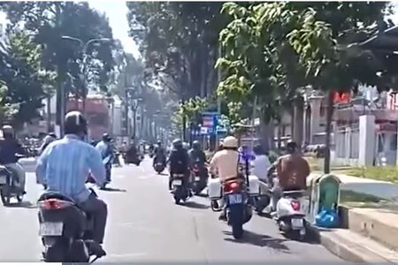 Tạm đình chỉ công tác CSGT dùng chân đạp người đi xe máy ngã xuống đường