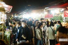 Khung cảnh tấp nập tại chợ hoa Quảng An ngày cận Tết