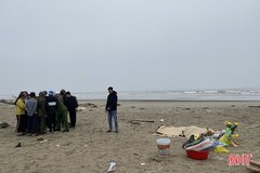 Phát hiện thi thể nữ giới trôi dạt vào bờ biển ở Hà Tĩnh