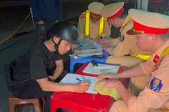 Shipper đi xe không gương, vi phạm nồng độ cồn kịch khung