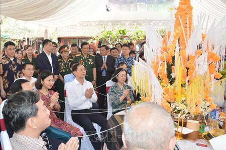 Lãnh đạo Đảng, Nhà nước tham dự đón Tết cổ truyền Bunpimay của Lào