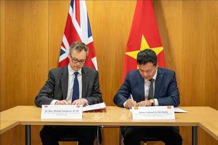 Việt Nam và Anh ký Tuyên bố hợp tác chống di cư bất hợp pháp