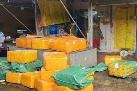 Thu giữ hơn 1 tấn thực phẩm đông lạnh không rõ nguồn gốc xuất xứ tại Hà Nội