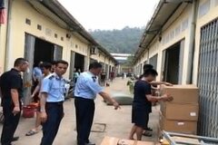 Phát hiện 2 kho hàng cất giấu hơn 40.000 sản phẩm nghi nhập lậu
