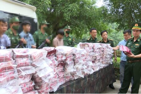 Bắt nhóm đối tượng vận chuyển 121kg ma túy từ Lào vào Việt Nam