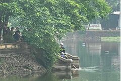 Hà Nội: Phát hiện thi thể nữ sinh đeo ba lô có gạch dưới hồ Láng