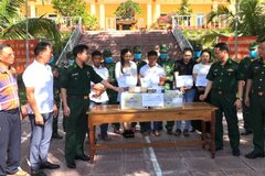 Bắt 5 đối tượng vận chuyển 100 bánh heroin từ Lào vào Việt Nam