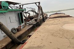 Hà Nội: Bắt giữ tàu khai thác cát trái phép trên sông Hồng