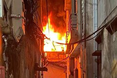Cháy nhà dân trong ngõ lúc rạng sáng ở Hà Nội